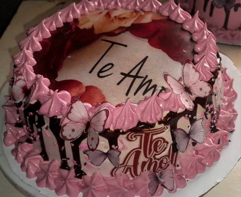 Cake rosado con lámina comestible que dice Te Amo